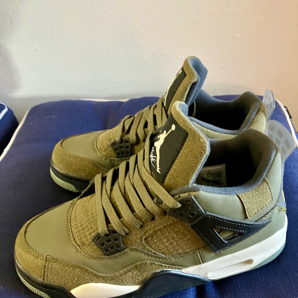 Jordan4 Retro SE Craft Olive Green